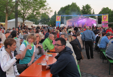 Foto: Gäste der Gastro-Mai-le sitzen an Biertischen auf dem Alten Markt Foto: Gäste der Gastro-Mai-le sitzen an Biertischen auf dem Alten Markt