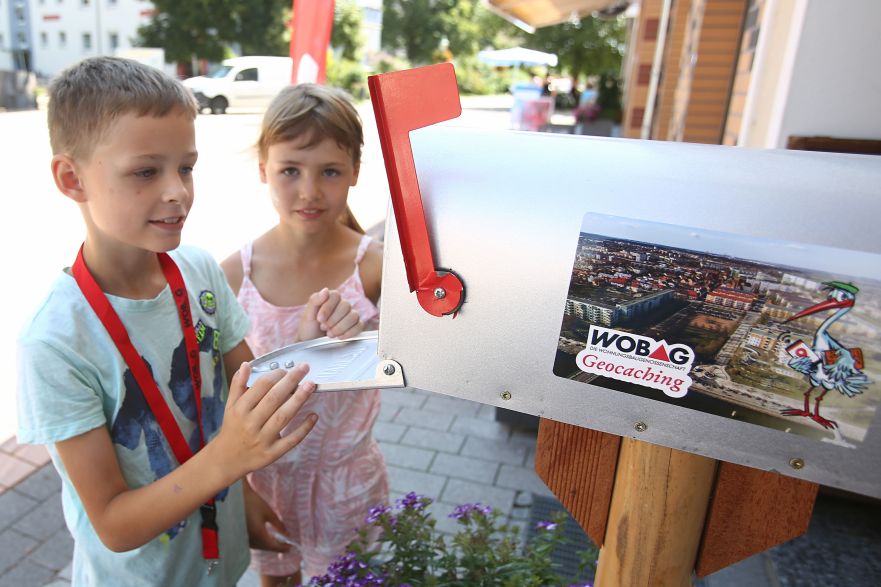 Foto: Kinder und Briefkasten Foto: Kinder und Briefkasten