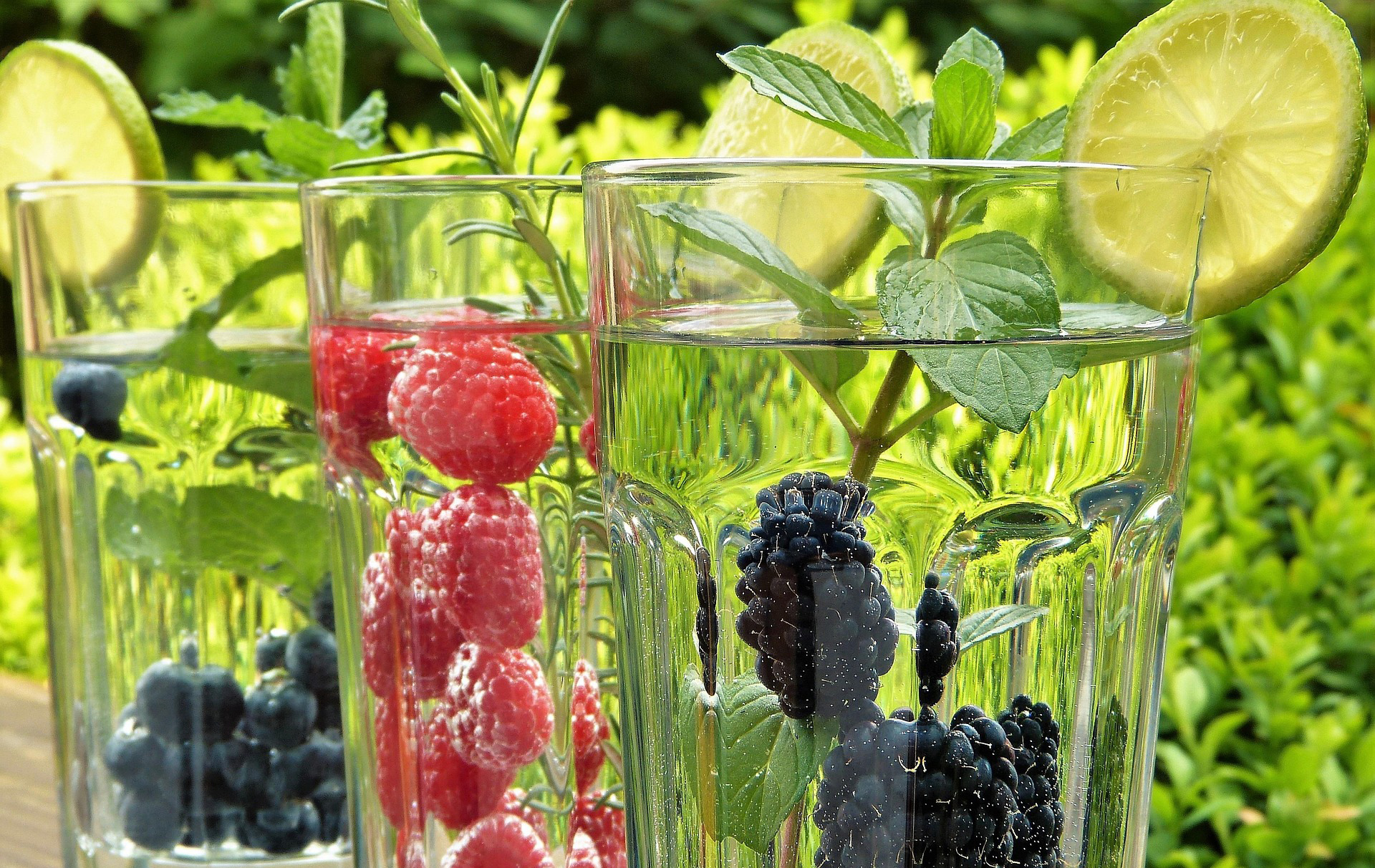 Foto: 3 Wassergläser mit verschiedenen Früchten Foto: 3 Wassergläser mit verschiedenen Früchten