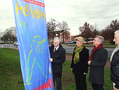 Foto: Bürgermeister Jürgen Polzehl beim Hissen der Flagge. Foto: Bürgermeister Jürgen Polzehl beim Hissen der Flagge.