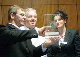 Foto: 3 Personen mit dem Preis Foto: 3 Personen mit dem Preis