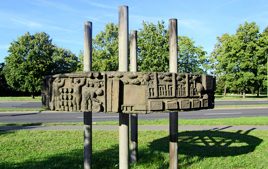 Foto: Ringstele „Geschichte von Schwedt“ von Axel Schulz