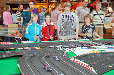 Foto: Jungs an der Rennbahn Foto: Jungs an der Rennbahn