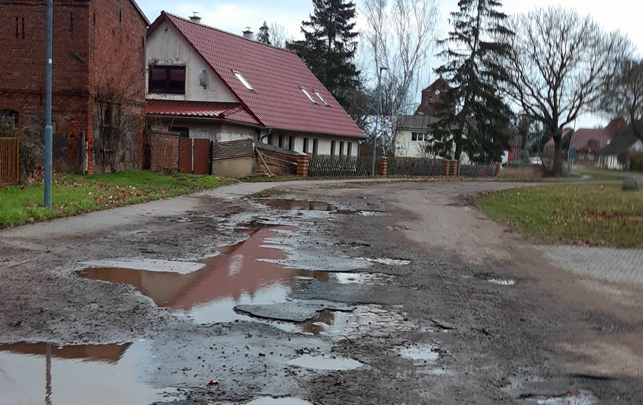 Foto: Pfützen auf der Straße