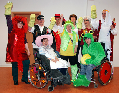 Gruppenfoto mit den kostümierten Schauspielern Gruppenfoto mit den kostümierten Schauspielern