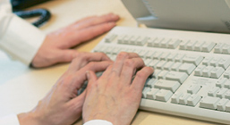 Foto: Hände an der Tastatur Foto: Hände an der Tastatur