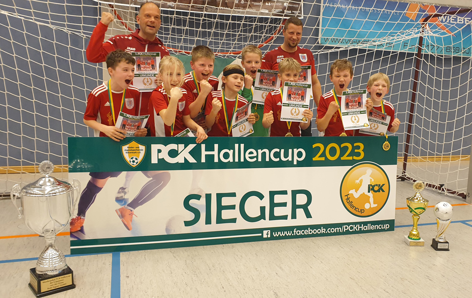Gruppenfoto in Siergerpose mit Urkunde, Pokalen und Medaillen Gruppenfoto in Siergerpose mit Urkunde, Pokalen und Medaillen
