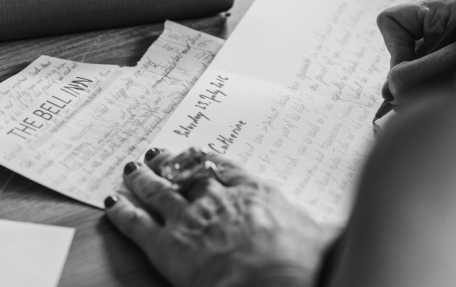 Schwarz-Weiß-Foto: Hand beim Schreiben eines Textes Schwarz-Weiß-Foto: Hand beim Schreiben eines Textes