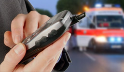 Foto: Bei einem Unfall wird im Handy eine Nummer gesucht. Foto: Bei einem Unfall wird im Handy eine Nummer gesucht.