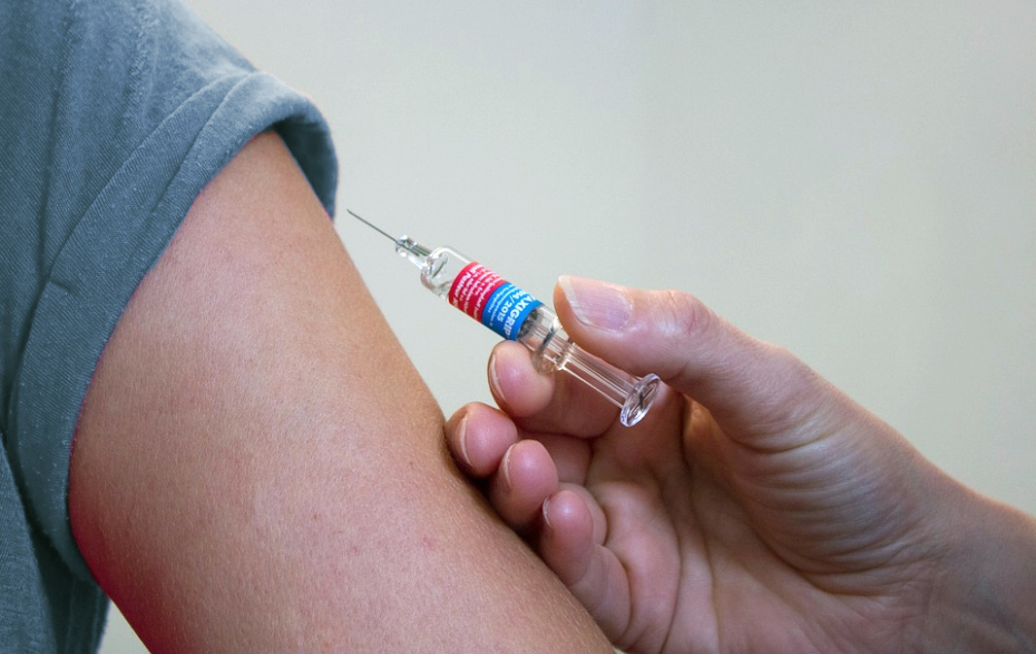 Foto: Spritze wird an einen Arm gehalten Foto: Spritze wird an einen Arm gehalten
