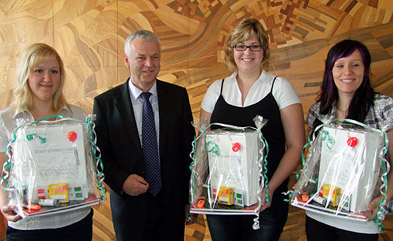 Foto: (v. l.) Monique Jovanovic, Bürgermeister Jürgen Polzehl, Caroline Beccard, Michaela Korell Foto: (v. l.) Monique Jovanovic, Bürgermeister Jürgen Polzehl, Caroline Beccard, Michaela Korell