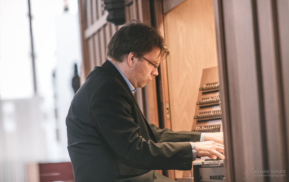 Foto: Mann an der Orgel Foto: Mann an der Orgel