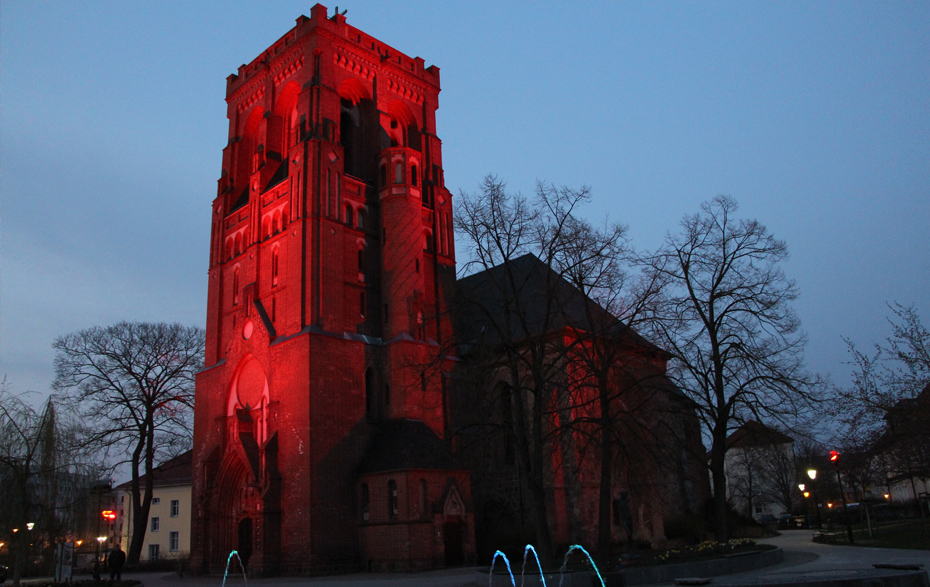 Foto: rot beleuchtete Kirche Foto: rot beleuchtete Kirche
