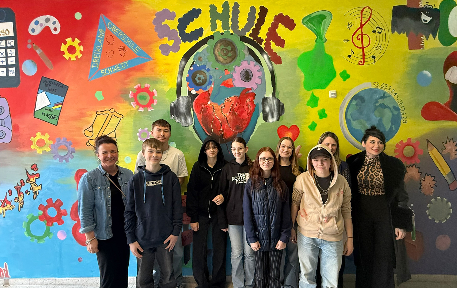 Gruppenfoto vor der Graffiti-Wand Gruppenfoto vor der Graffiti-Wand