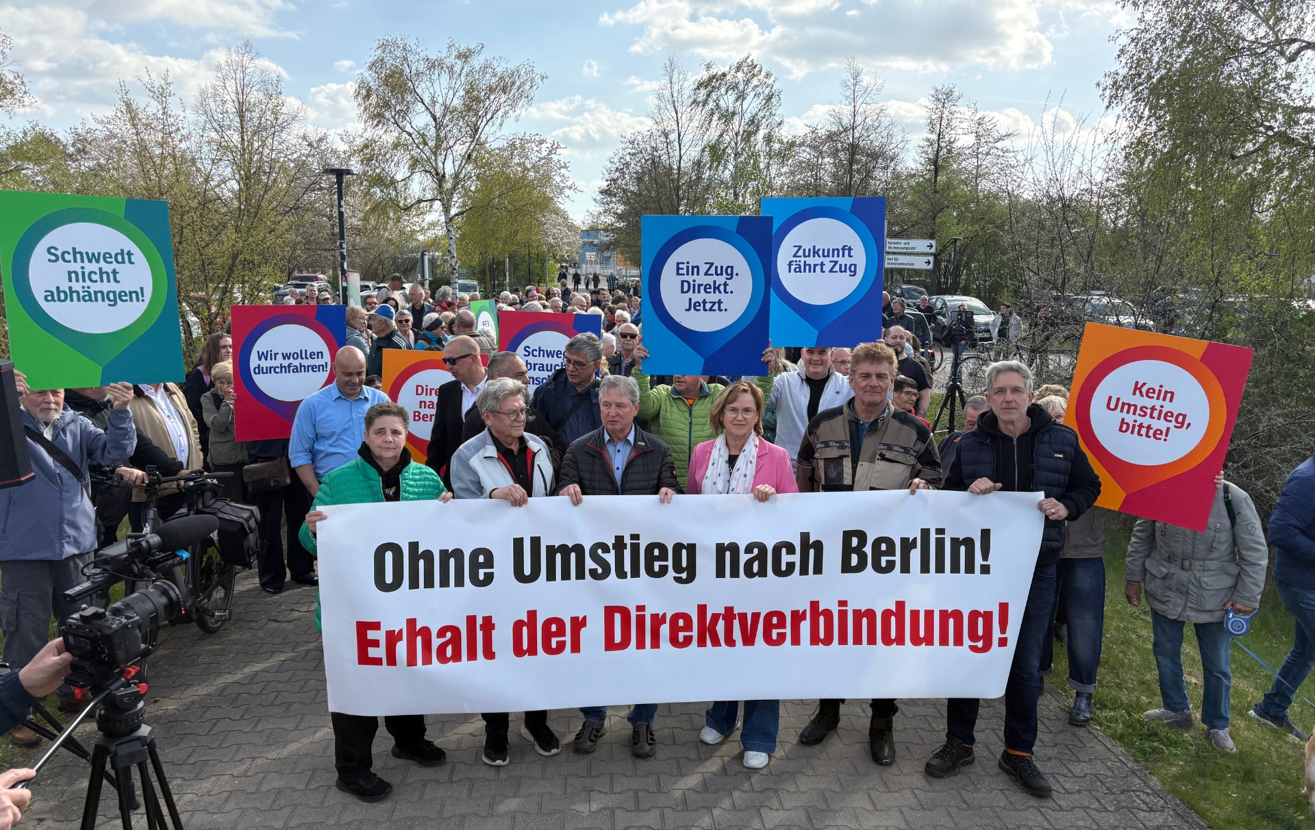 Foto: Demonstrierende mit Transparent und Tafeln Foto: Demonstrierende mit Transparent und Tafeln