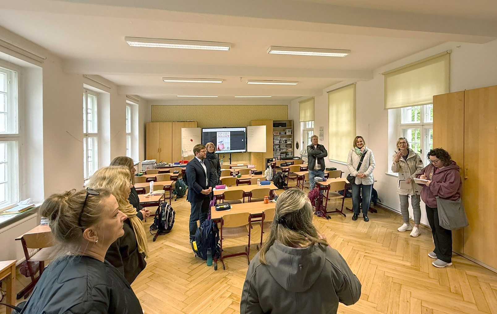 Foto: Besichtigung des Klassenraumes Foto: Besichtigung des Klassenraumes