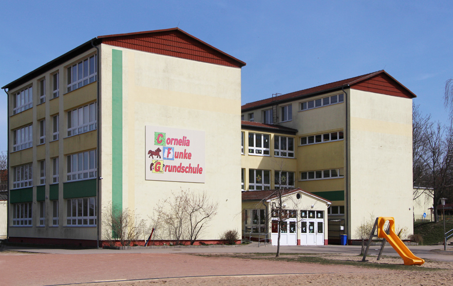 Foto: gelbes Schulgebäude