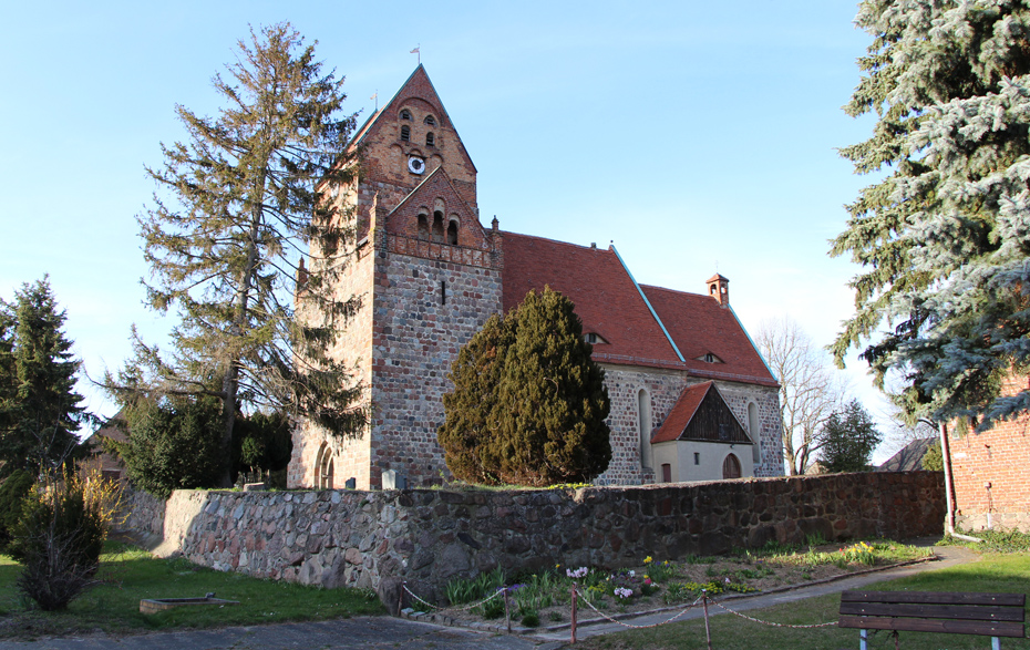 Foto: Feldsteinkirche mit Feldsteinmauer
