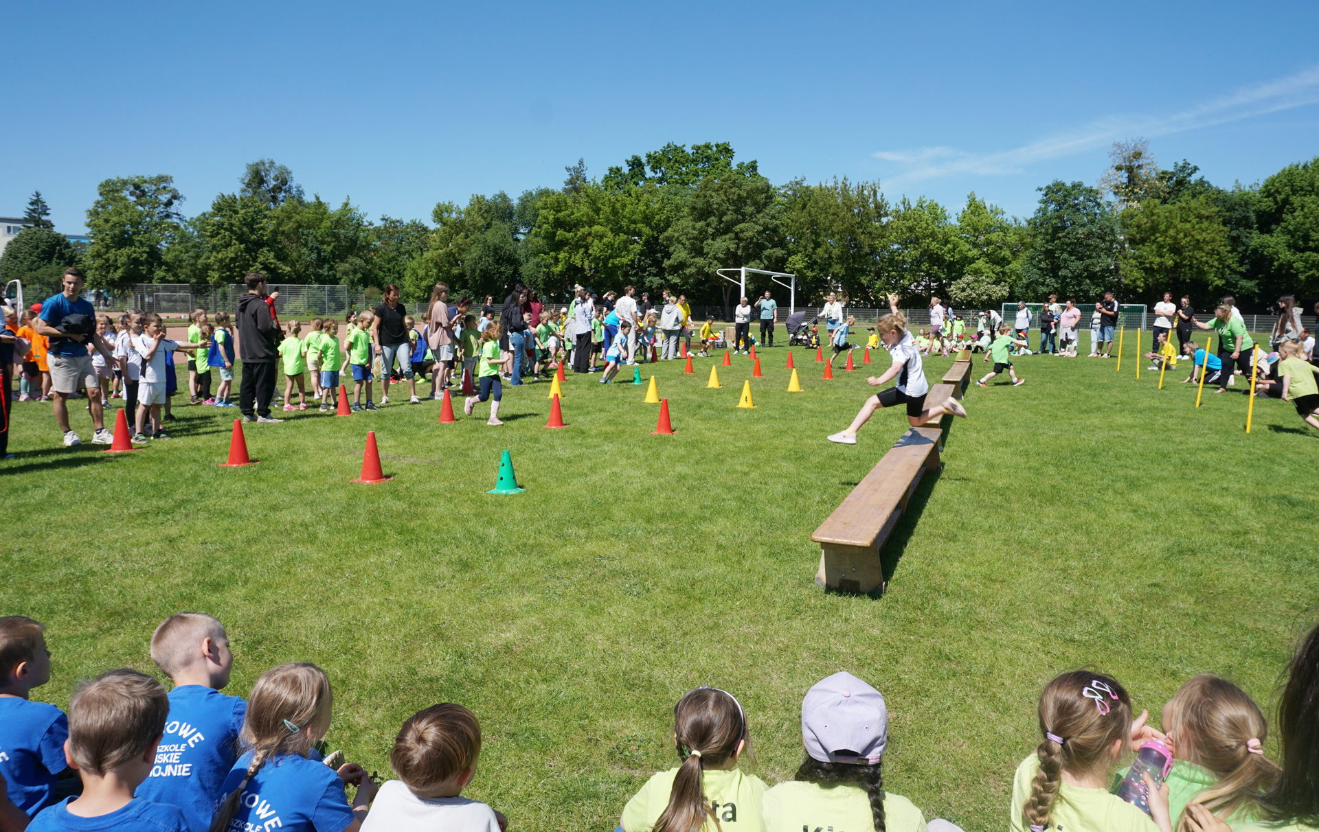 Foto: Kinder beim Staffellauf Foto: Kinder beim Staffellauf