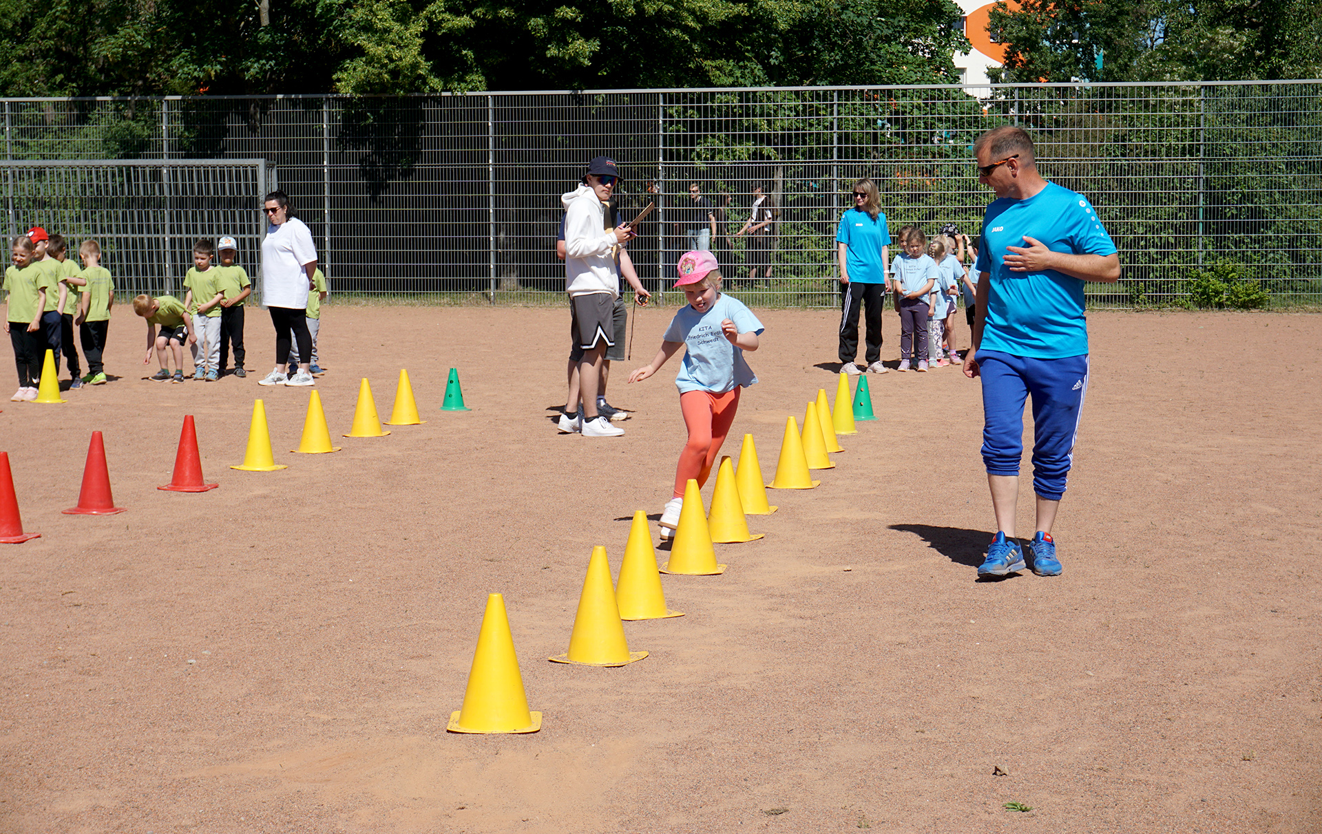 Foto: Kind beim Schlängellauf Foto: Kind beim Schlängellauf