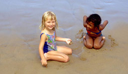 Foto: zwei Mädchen am Strand sitzend Foto: zwei Mädchen am Strand sitzend