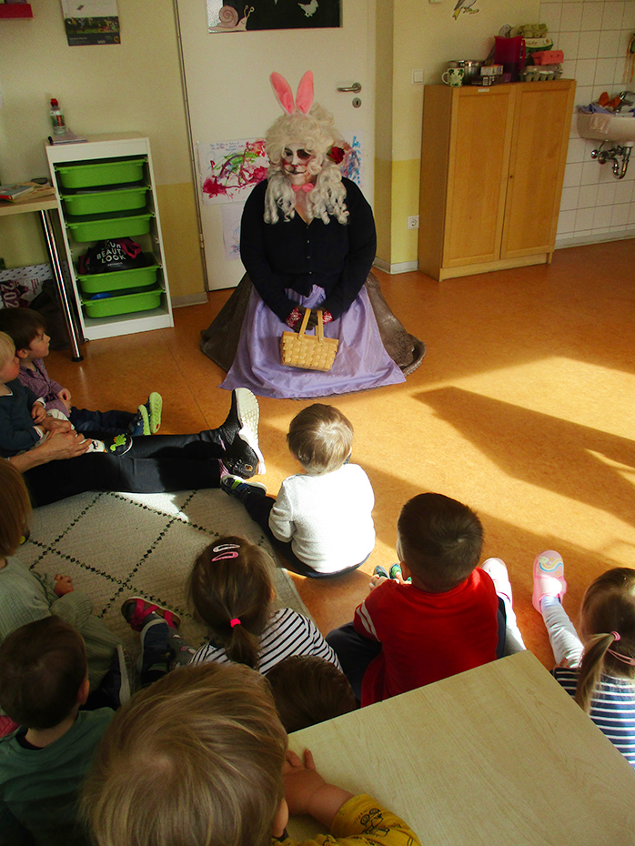 Foto: Erzieherin als Osterhase vor den Kindern