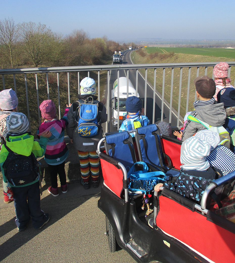 Foto: Kinder auf einer Brücke