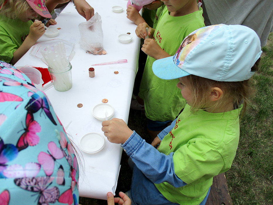 Foto: Kinder bei einem Experiment am Tisch