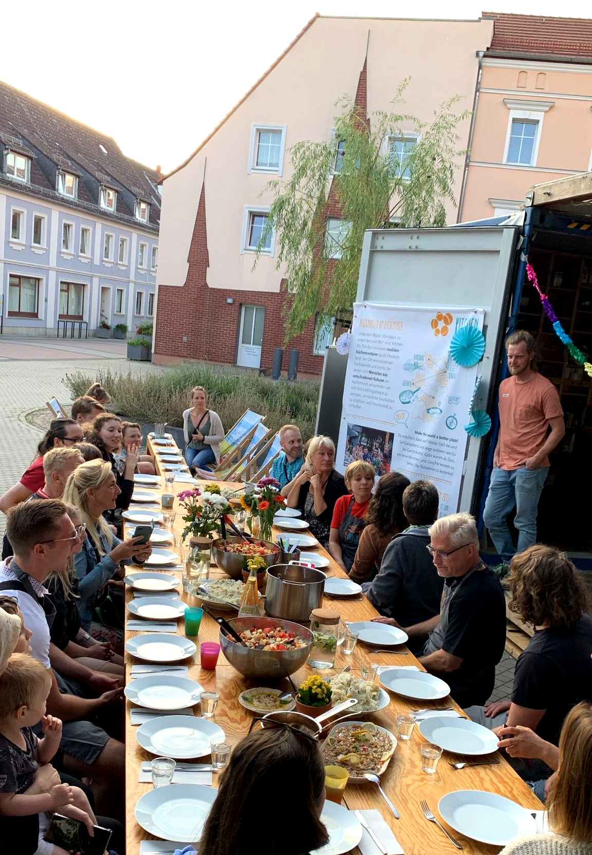 Essen am langen Tisch Essen am langen Tisch