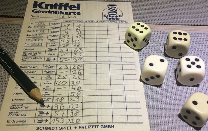 Würfel, Stift, Zettel Würfel, Stift, Zettel