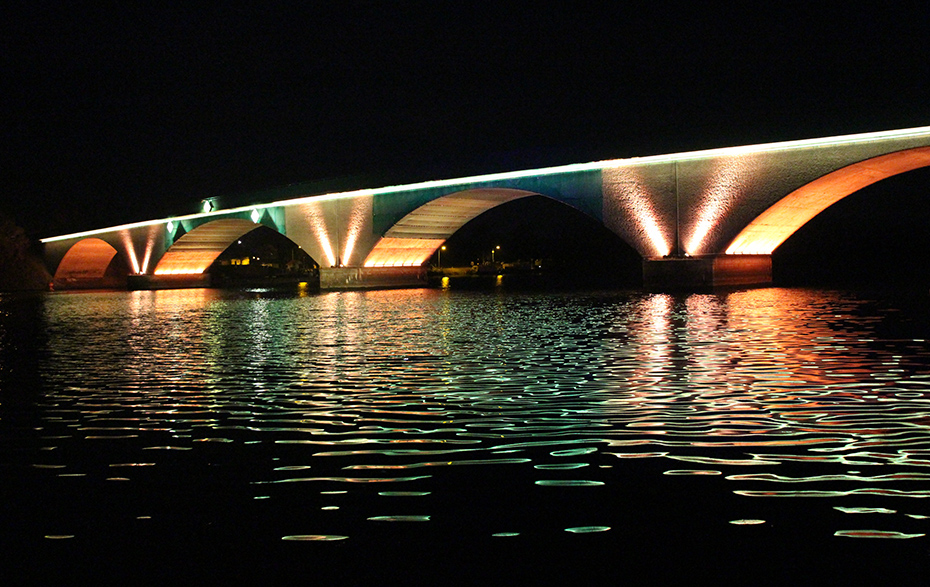 Foto: beleuchtete Brücke Foto: beleuchtete Brücke