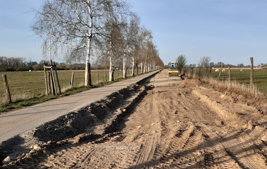 Foto: Straßenbaustelle mit Baufahrzeug Foto: Straßenbaustelle mit Baufahrzeug