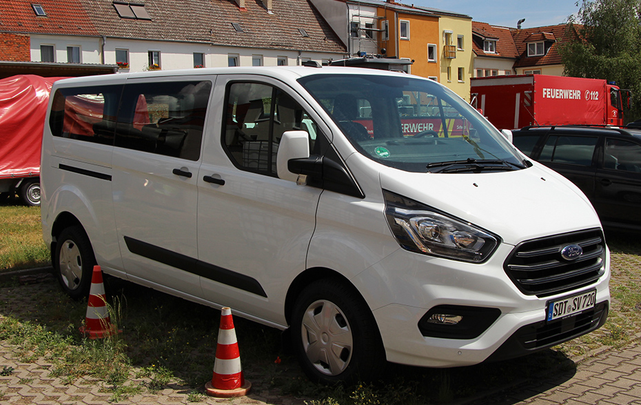 Foto: weißer Ford auf dem Feuerwehrhof