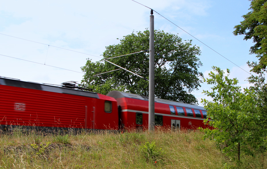 Foto: Roter Regionalzug rauscht vorbei.