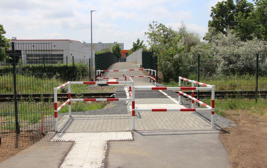 Foto: ebenerdiger Übergang mit Umlaufgittern Foto: ebenerdiger Übergang mit Umlaufgittern
