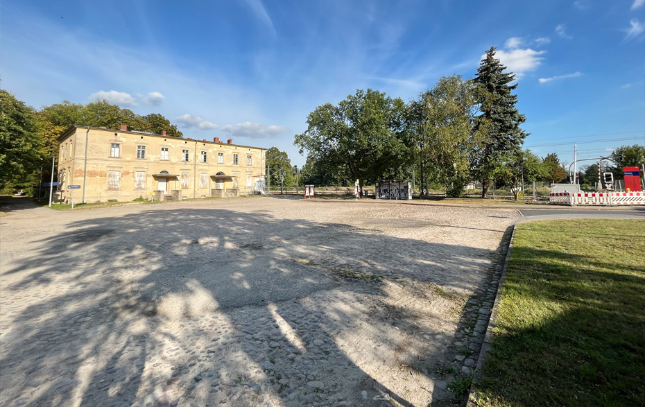 Foto: Platz vor dem ehemaligen Bahnhofsgebäude