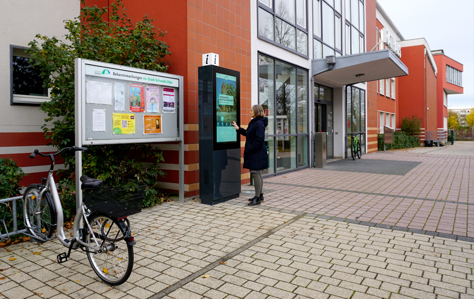 Foto: Infotafel und Infoterminal neben dem Eingang Foto: Infotafel und Infoterminal neben dem Eingang