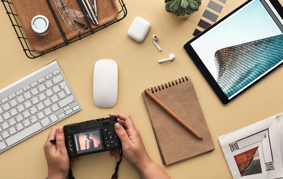 Foto: Tastatur, Fotoapparat, Stift und Papier, Kopfhörer Foto: Tastatur, Fotoapparat, Stift und Papier, Kopfhörer