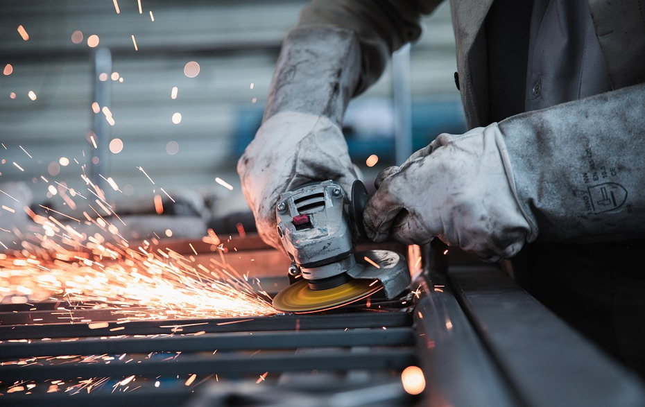 Foto: Funken sprühen beim Metallschleifen Foto: Funken sprühen beim Metallschleifen