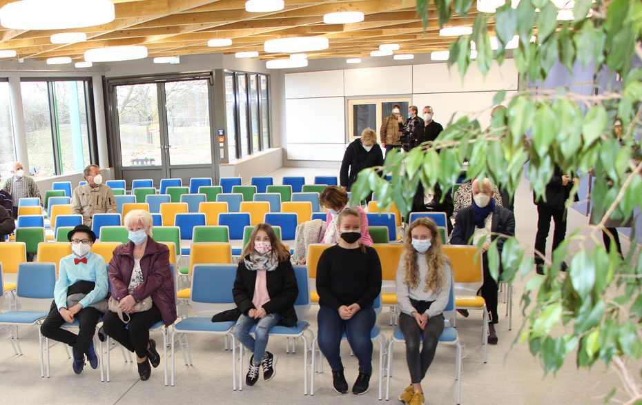Foto: Gäste sitzen in der Aula Foto: Gäste sitzen in der Aula