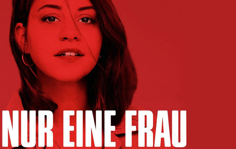 Grafik: Porträt einer jungen Frau und der weiße Filmtitel „Nur eine Frau“ auf rotem Grund Grafik: Porträt einer jungen Frau und der weiße Filmtitel „Nur eine Frau“ auf rotem Grund