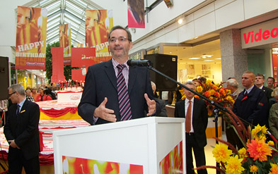 Foto: Platzeck vor der Geburtstagstorte Foto: Platzeck vor der Geburtstagstorte