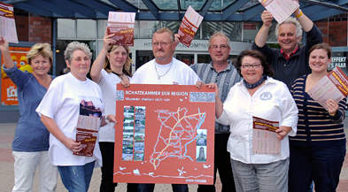 Foto: Museumsmitarbeiter zeigen Plakat und Eintrittskarten Foto: Museumsmitarbeiter zeigen Plakat und Eintrittskarten