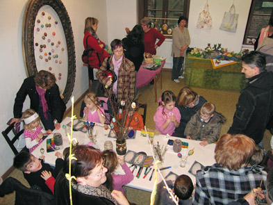 Foto: bastelnde Kinder Foto: bastelnde Kinder
