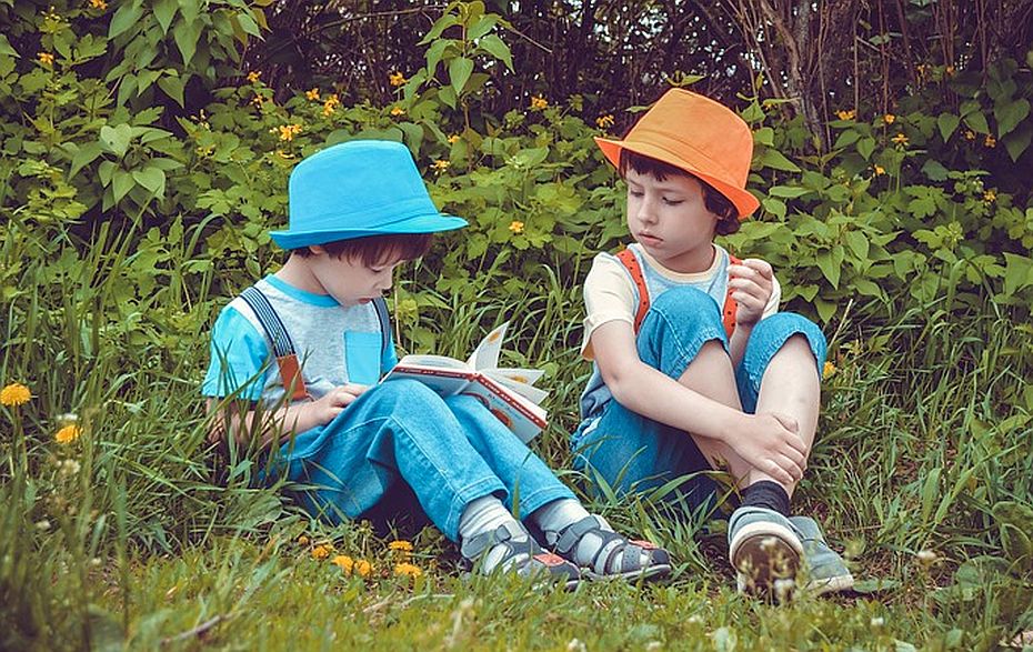 Foto: Kinder mit Buch Foto: Kinder mit Buch