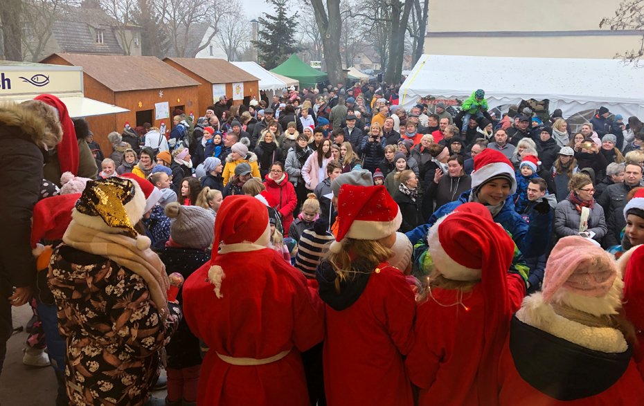 Foto: dichtes Gedränge auf dem Markt vor der Bühne Foto: dichtes Gedränge auf dem Markt vor der Bühne