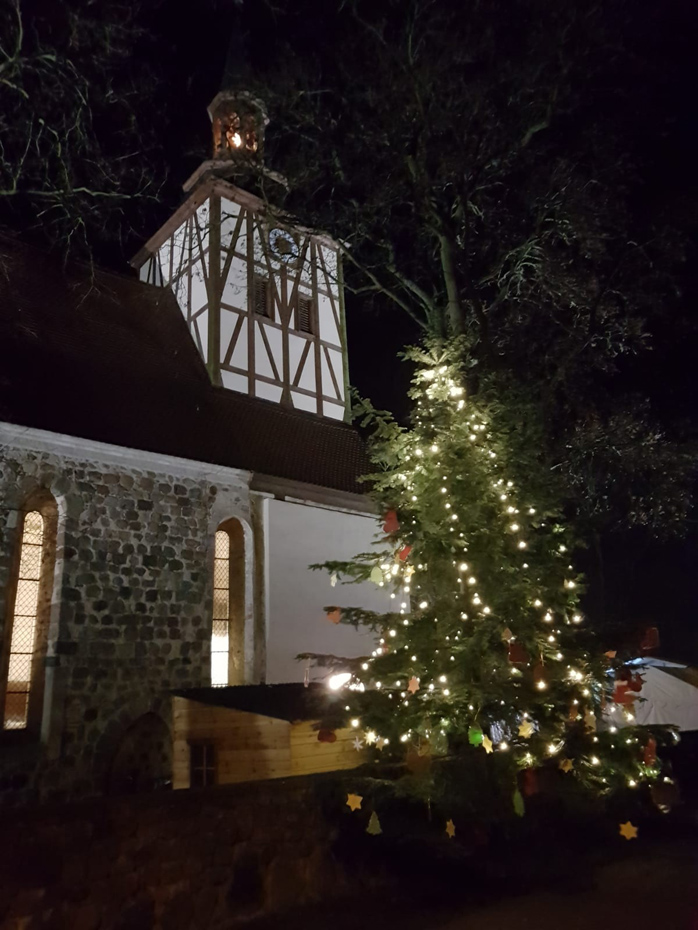 Foto: Weihnachtsbaum vor Kirche im Dunkeln Foto: Weihnachtsbaum vor Kirche im Dunkeln
