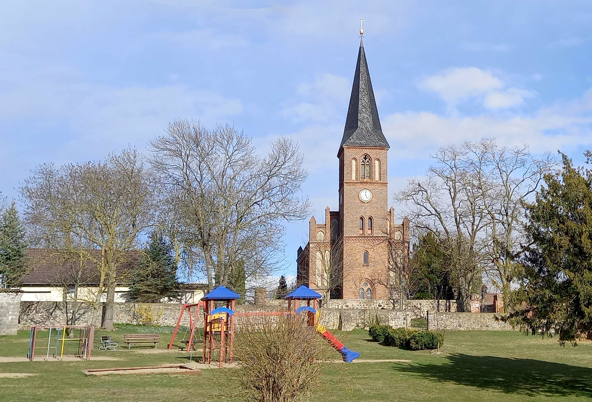 Foto: Spielplatz vor der Kirche