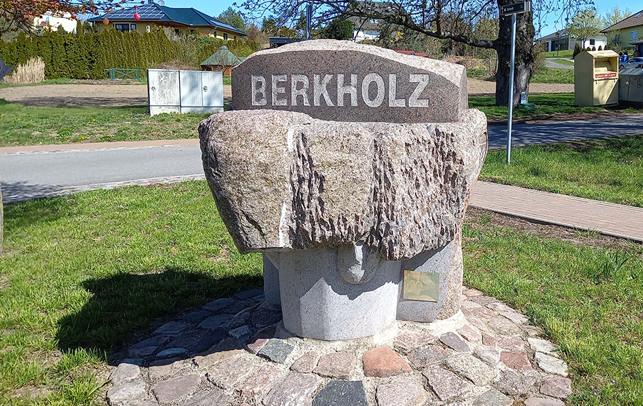 Foto: Ortseingangsstein Berkholz