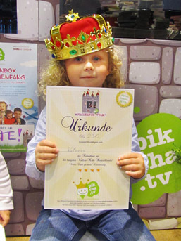 Foto: Mädchen mit Krone und Urkunde Foto: Mädchen mit Krone und Urkunde